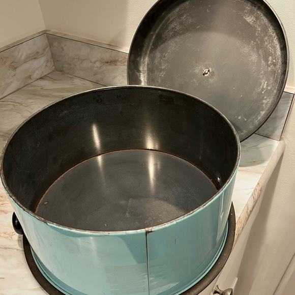 Vintage Metal Cake Carrier - Picture 3 of 3